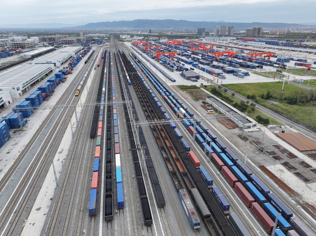 俯瞰西安国际港站（2025年11月17日摄，无人机照片）。新华社记者 邵瑞 摄