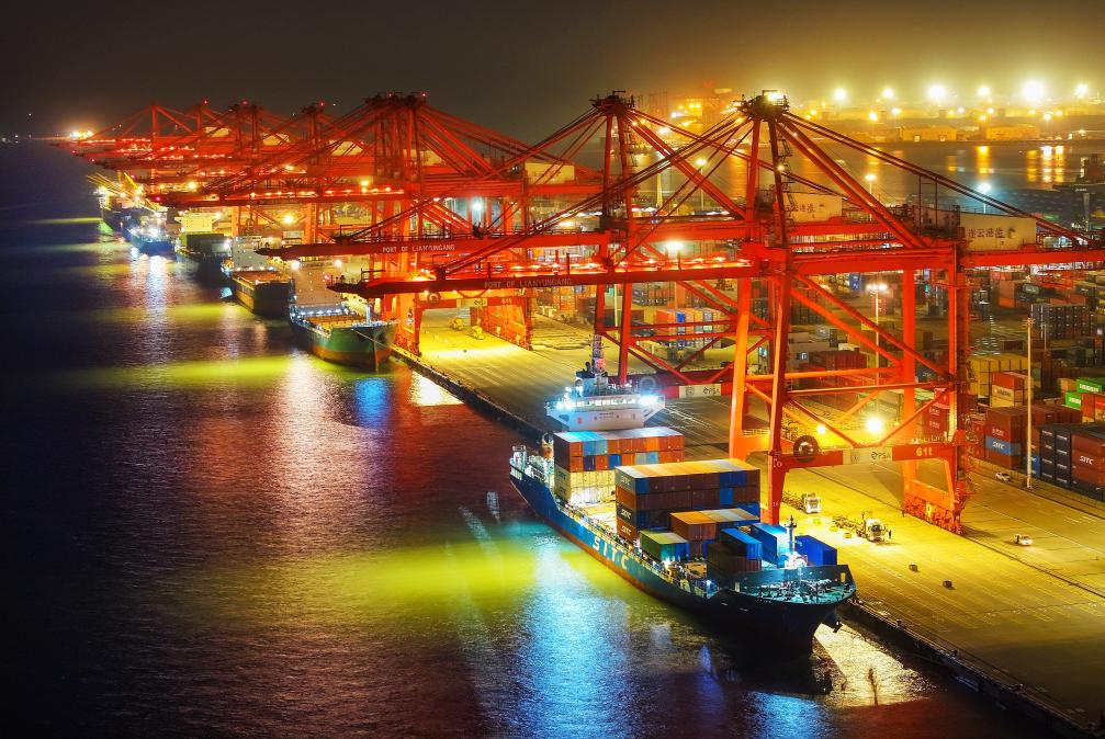 2024年12月14日晚拍摄的江苏省连云港港集装箱码头（无人机照片）。新华社发（王健民摄）